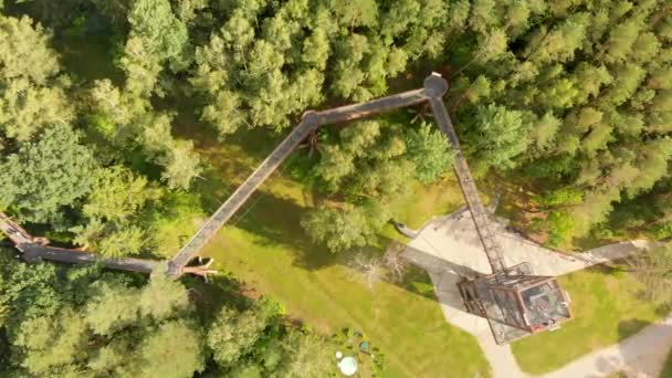 Vista aérea de arriba hacia abajo de Laju takas, camino de senderismo en la copa de un árbol cerca de Anyksciai — Vídeo de stock