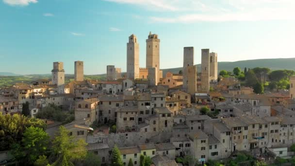 Luftfoto af San Gimignano og dens middelalderlige gamle bydel med de berømte tårne – Stock-video