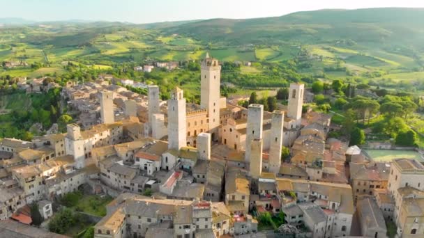 Luftfoto af San Gimignano og dens middelalderlige gamle bydel med de berømte tårne – Stock-video