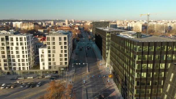 Flygbild över den moderna stadsgatan i Vilnius under höstsäsongen — Stockvideo