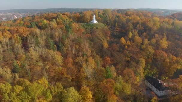 Widok z lotu ptaka na pomnik trzech krzyży z widokiem na Wileńską Starówkę na zachód słońca — Wideo stockowe