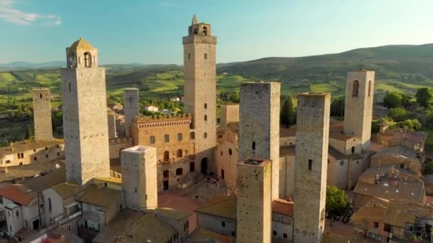 Vista aérea de San Gimignano y su casco antiguo medieval con las famosas torres — Vídeos de Stock