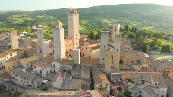 Luftfoto af San Gimignano og dens middelalderlige gamle bydel med de berømte tårne – Stock-video