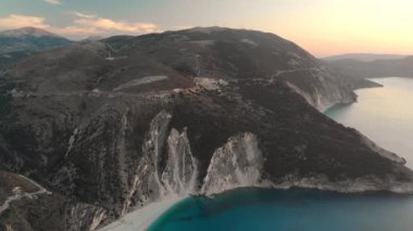 Gün batımında Kefalonia pitoresk pürüzlü kıyı şeridi manzara havadan görünümü, Cephalonia, İyonya adaları, Yunanistan.