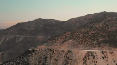 Myrtos plajının havadan görünümü, turkuaz su ve beyaz kum ile büyük sahil, dik kayalıklar ile çevrili, Cephalonia, Yunanistan.