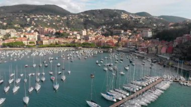 İtalya'nın kuzeyindeki Liguria eyaletinin La Spezia eyaletinde yer alan İtalyan Rivera'nın bir parçası olan Yici'nin marina ve kasabasının havadan görünümü