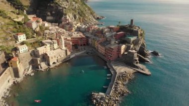 Vernazza havadan görünümü, güzel ve ünlü Cinque Terre şehir, kayalar, büyüleyici ve romantik köy, Liguria, Kuzey İtalya üzerine inşa