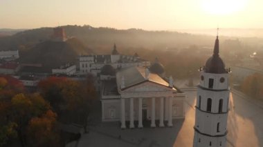 Ana caddelerin geçişinde yer alan Vilnius Eski Kent Katedralmeydanı'nın havadan sabah görünümü, Vilnius, Litvanya.