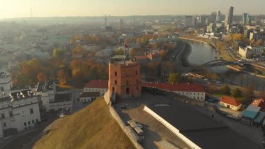 Ana caddelerin geçişinde yer alan Vilnius Eski Kent Katedralmeydanı'nın havadan sabah görünümü, Vilnius, Litvanya.