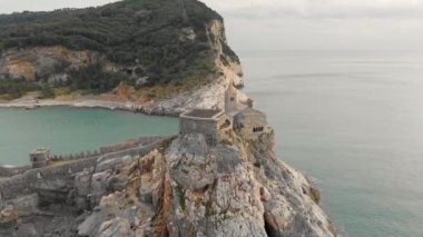 Porto Venere'deki Gotik Aziz Peter Kilisesi veya Chiesa di San Pietro'nun havadan görünümü, La Spezia eyaleti, Kuzey İtalya