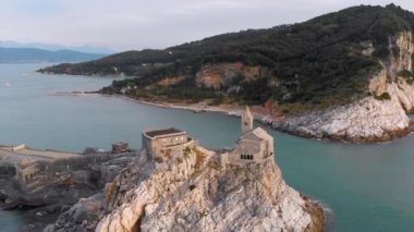 Porto Venere'deki Gotik Aziz Peter Kilisesi veya Chiesa di San Pietro'nun havadan görünümü, La Spezia eyaleti, Kuzey İtalya