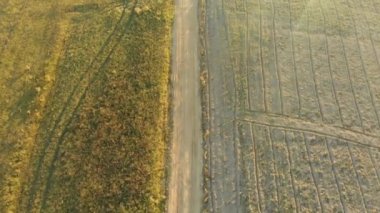 Gün batımında sürülmüş alanın havadan yukarıdan aşağıya görünümü