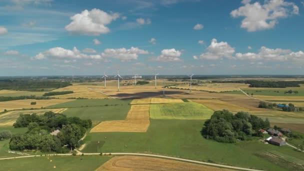 Luchtfoto Van Draaiende Windturbines Genererende Kracht Gelegen Litouwen Mooie Zomer — Stockvideo