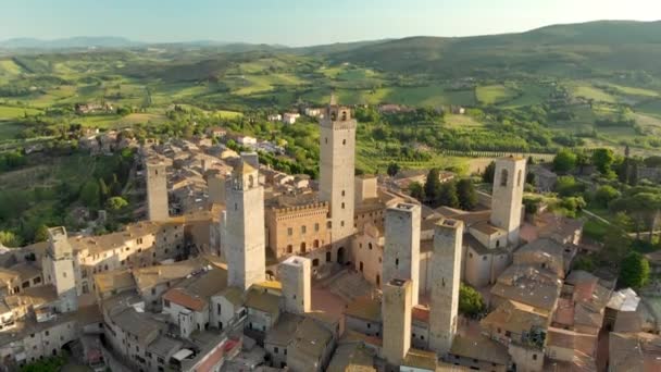 Vedere aeriană a orașului San Gimignano și a orașului său vechi medieval cu faimoasele turnuri — Videoclip de stoc