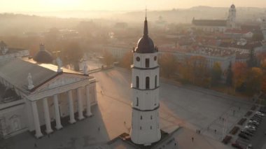 Ana caddelerin geçişinde yer alan Vilnius Eski Kent Katedralmeydanı'nın havadan sabah görünümü, Vilnius, Litvanya.