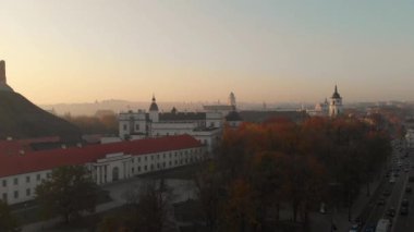 Ana caddelerin geçişinde yer alan Vilnius Eski Kent Katedralmeydanı'nın havadan sabah görünümü, Vilnius, Litvanya.