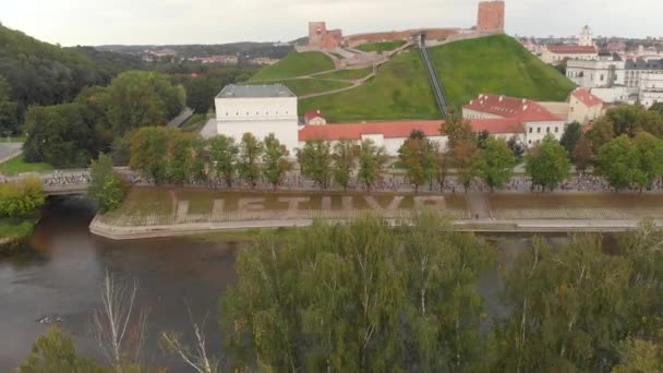 Flygbild Idrottare Som Springer Nedför City Street Vilnius Marathon Litauen — Stockvideo