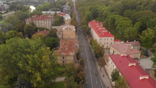 Luchtfoto Van Atleten Die Naar Straat Lopen Tijdens Vilnius Marathon — Stockvideo