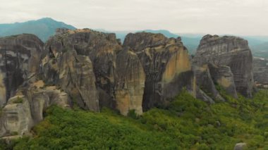 Orta Yunanistan'da Meteora vadisi kaya oluşumu ve doğal sütunlar üzerine inşa doğu Ortodoks manastırı, Unesco Dünya Mirası havadan görünümü.
