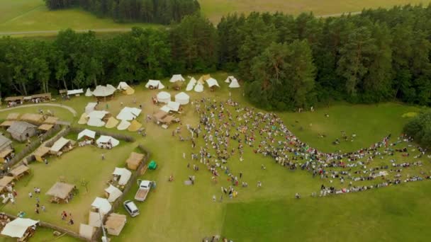 Luchtfoto Van Tenten Mensen Velden Van Kernave Archeologische Site Vilnius — Stockvideo