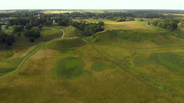 Vista Aérea Campos Verdes Kernave Sítio Arqueológico Vilnius Lituânia — Vídeo de Stock