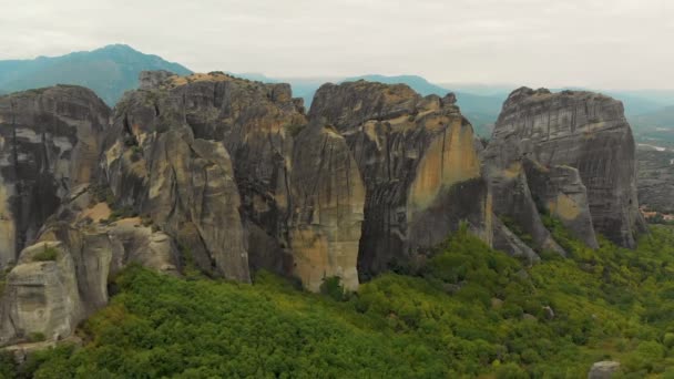 ギリシャ中部と東方正教会修道院のメテオラ渓谷岩の空中写真 ユネスコ世界遺産 — ストック動画