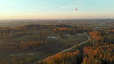 sonbahar ormanı ve hava balonu havadan görünümü