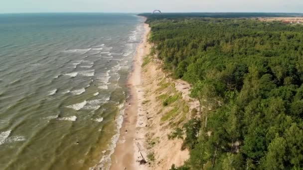 Veduta aerea di un parapendio che sorvola il Berretto degli Olandesi, Lituania — Video Stock