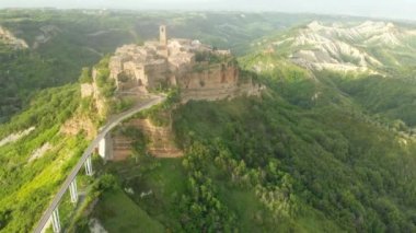 Ünlü Civita di Bagnoregio kasabasının havadan görüntüsü.