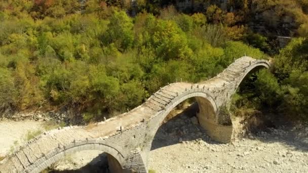 Vista aérea del puente de piedra arqueada Plakidas de la región de Zagori en el norte de Grecia — Vídeos de Stock