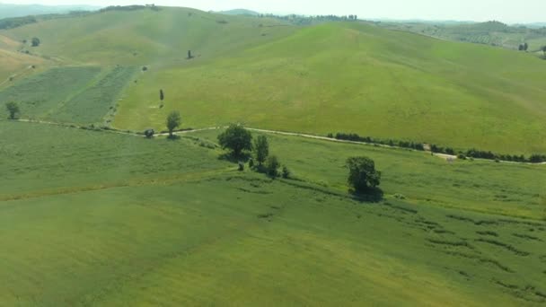 Uitzicht vanuit de lucht op de groene Toscana velden op zonnige zomerdag — Stockvideo