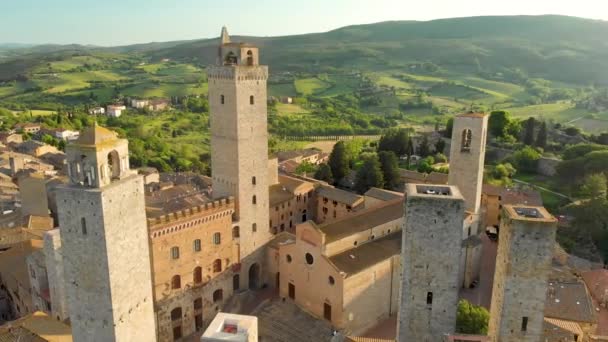 Vue aérienne de San Gimignano et sa vieille ville médiévale avec les célèbres tours — Video