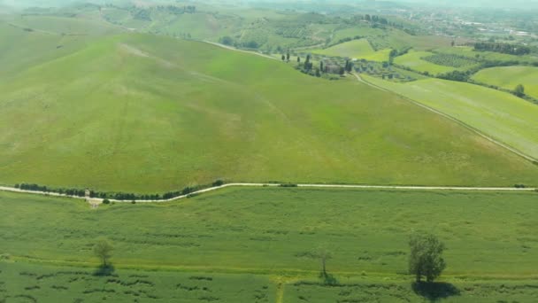 Letecký pohled na zelená toskánská pole v jasném slunečném letním dni — Stock video