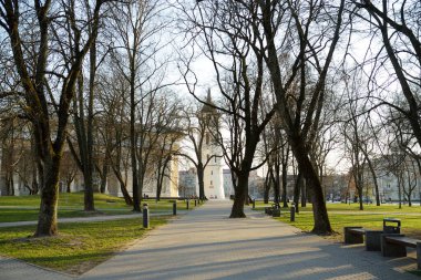 VILNIUS, LITHUANIA - 10 Nisan 2020: Kuzey Avrupa 'nın hayatta kalan en büyük ortaçağ kasabalarından biri olan Vilnius Eski Kasabasının Sokakları, UNESCO Dünya Mirası.