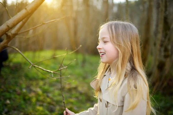 Cute Młoda Dziewczyna Zabawy Piękny Słoneczny Dzień Wiosny Aktywny Wypoczynek — Zdjęcie stockowe