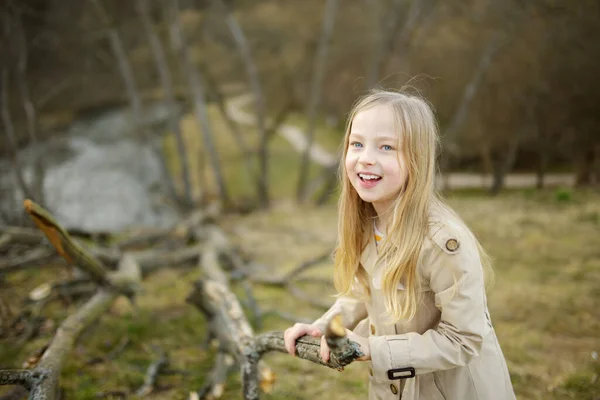 Carino Ragazza Diverte Nella Bella Giornata Primavera Soleggiata Tempo Libero — Foto Stock