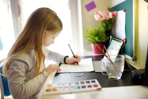 Νεαρή Μαθήτρια Κάνει Μαθήματά Της Ψηφιακό Tablet Στο Σπίτι Παιδί — Φωτογραφία Αρχείου