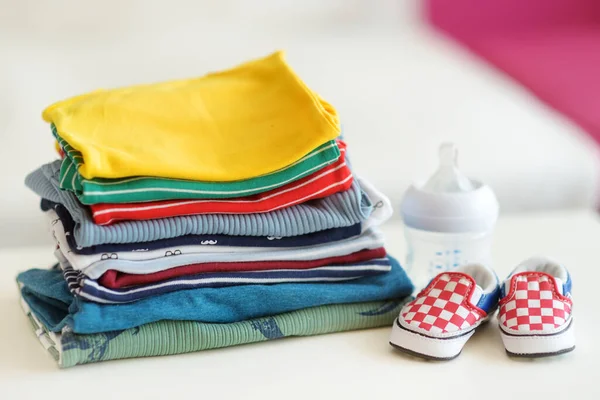 Tumpukan Pakaian Bayi Botol Makan Dan Sepatu Bayi Kecil Yang — Stok Foto