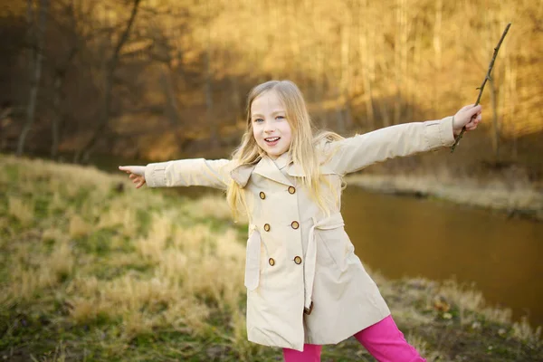 Cute Młoda Dziewczyna Zabawy Piękny Słoneczny Dzień Wiosny Aktywny Wypoczynek — Zdjęcie stockowe