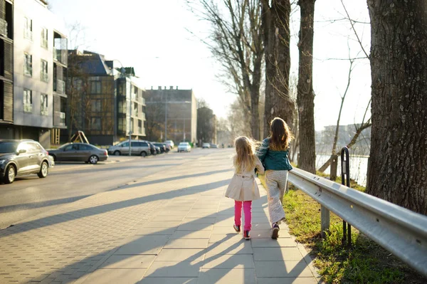 市内の美しい春の日に一緒に楽しんでいる2人のかわいい妹 子供とのアクティブな家族のレジャー 家族の楽しさ屋外 — ストック写真