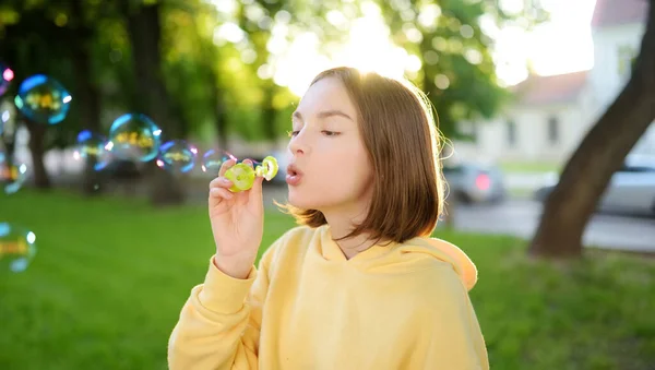 Gün Batımında Sabun Köpüğü Üfleyen Güzel Genç Kız Yazın Parkta — Stok fotoğraf