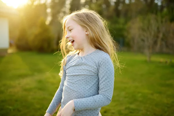Cute Little Girl Zabawy Świeżym Powietrzu Słoneczny Letni Wieczór Dziecko — Zdjęcie stockowe