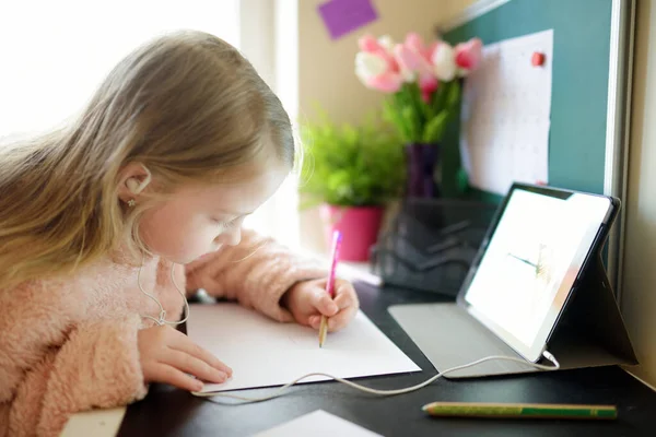 Jong Schoolmeisje Doet Haar Huiswerk Met Digitale Tablet Thuis Kind — Stockfoto