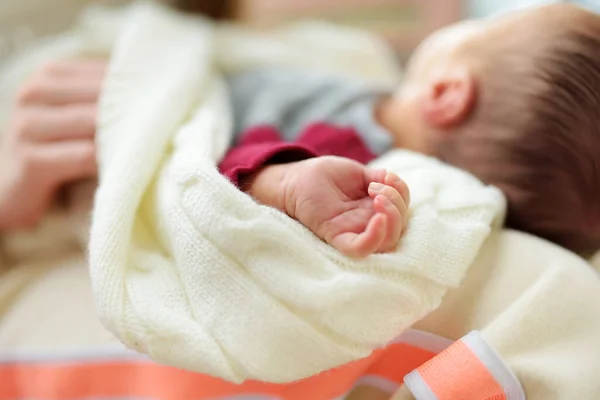 Närbild Babyhanden Söt Liten Nyfödd Pojke Sover Vit Filt Liten — Stockfoto