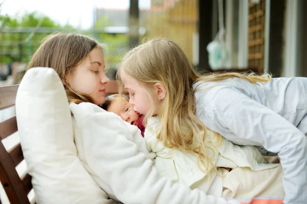 Två Storasystrar Beundrar Sin Nyfödde Bror Två Unga Flickor Som — Stockfoto