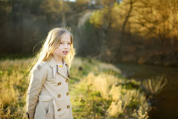 Schattig Jong Meisje Die Plezier Heeft Mooie Zonnige Lentedag Actieve — Stockfoto