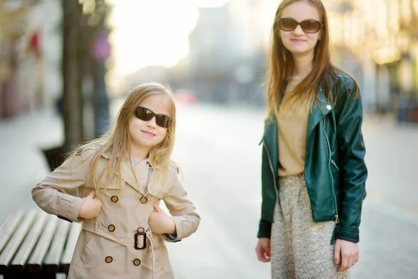 Zwei Süße Junge Schwestern Die Einem Schönen Frühlingstag Einer Stadt — Stockfoto