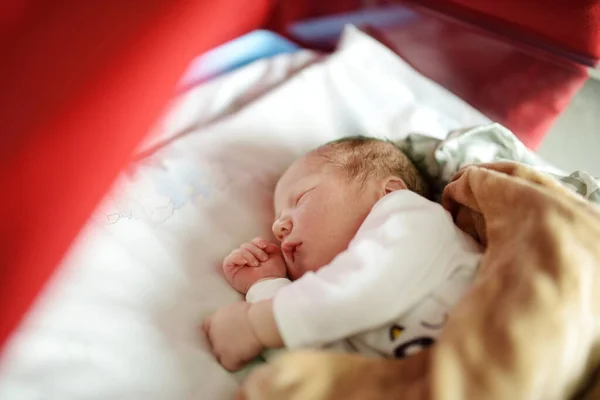 Netter Kleiner Neugeborener Junge Der Auf Einer Weißen Decke Schläft — Stockfoto