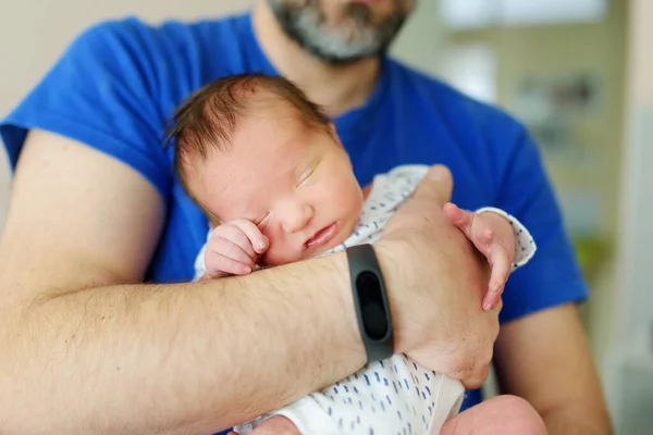 Babasının Kollarında Tatlı Yeni Doğmuş Bir Bebek Evde Küçük Bir — Stok fotoğraf