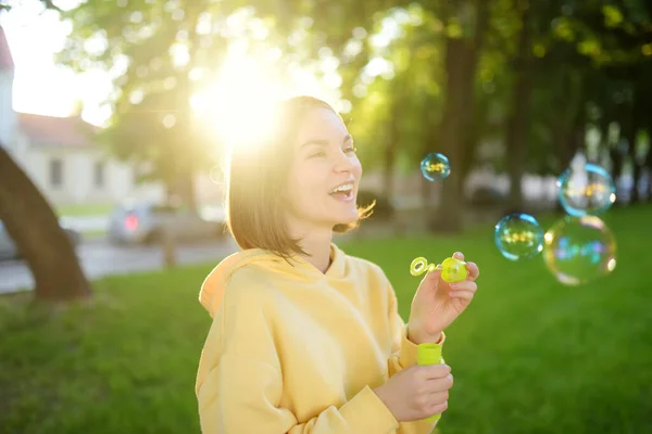 Mooi Tienermeisje Die Zeepbellen Blaast Bij Zonsondergang Kind Heeft Plezier — Stockfoto